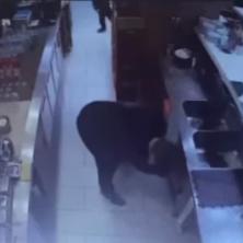 ZASLUŽIO JE NAGRADU ZA NAJGOREG OCA GODINE: Opljačkao je kafić U BEOGRADU dok ga je dete u stopu pratilo i gledalo šta radi (FOTO/VIDEO)