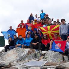 ZASTAVA SRBIJE NA KROVU MAKEDONIJE: Planinari iz Velike Plane osvojili vrh Pelister (2601 metar)
