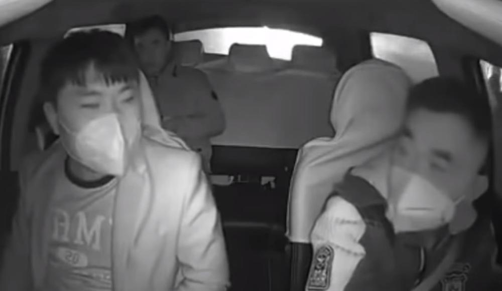 ZAŠTO KAŠLJEŠ, JESI LI IZ VUHANA: Kineski taksista nemilosrdno izbacio mladića iz kola tokom vožnje! (VIDEO)