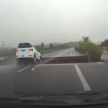 ZASTRAŠUJUĆA SCENA NAKON NEVREMENA! Vozač nije očekivao da će U PUNOJ BRZINI naleteti na ovo (VIDEO)