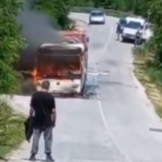 ZASTRAŠUJUĆI PRIZOR KOD KRAGUJEVCA: Vatra PROGUTALA autobus (VIDEO)
