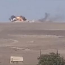 ZASTRAŠUJUĆI SNIMAK NIČIM IZAZVANOG BRUTALNOG NAPADA: Turska avijacija SRAVNILA sa zemljom bazu sirijske vojske! (VIDEO)