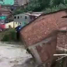 ZASTRAŠUJUĆI SNIMCI RUŠILAČKE SNAGE PRIRODE: Najmanje 35 mrtvih, snažna kiša izazvala NEZAPAMĆENE poplave i klizišta (VIDEO)