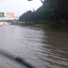 ZATVOREN AUTO-PUT U BEOGRADU: Automobili idu kroz vodu, NE KREĆITE na put BEZ POTREBE (FOTO)