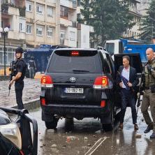 ZAVIJORILA SE ZASTAVA LAŽNE DRŽAVE! Srbi rasterani po okolnim ulicama, u zgradu opštine ULETEO Kurtijev gradonačelnik!
