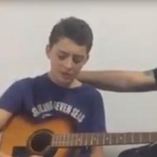 ZBOG OVOGA će se SVAKI PRAVI PATRIOTA RASPLAKATI: Dimitrije (13) na gitari peva o HEROJIMA SA KOŠARA, ova pesma TOPI I NAJTVRĐE SRCE (VIDEO)