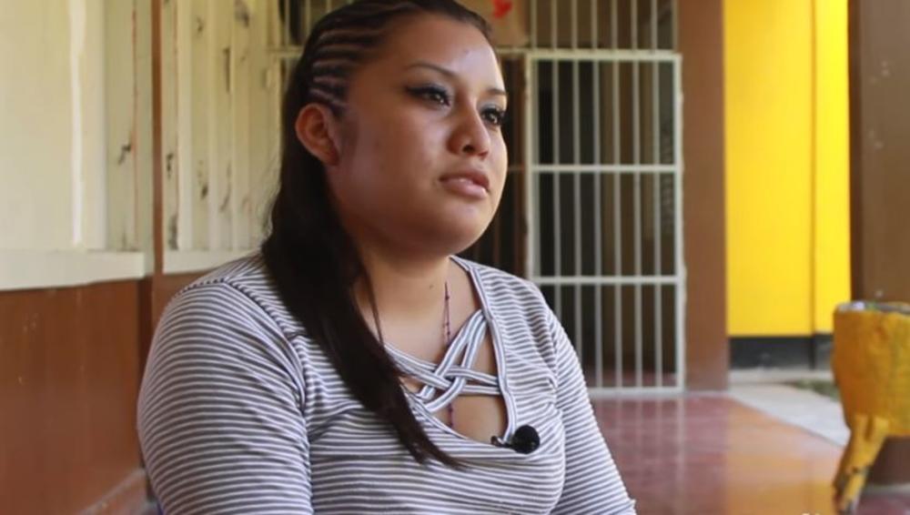 ZBOG POBAČAJA JE OSUĐENA NA 30 GODINA ZATVORA, A SADA JOJ PONOVO SUDE: Devojka iz El Salvadora je kao tinejdžerka bila žrtva silovanja, tvrdi da je nevina i da nije znala da je trudna! (VIDEO)