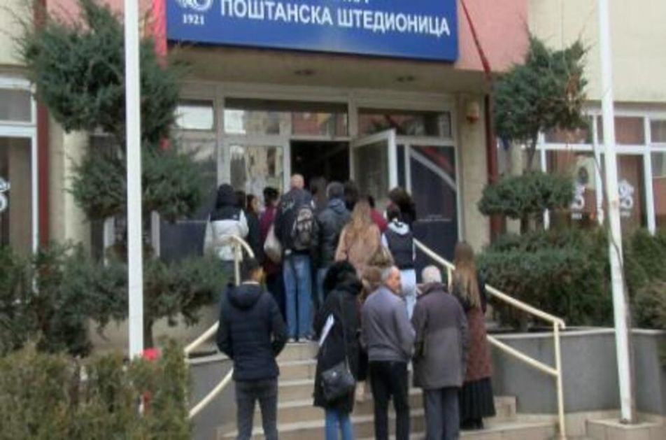 ZBOG ZABRANE ULASKA DINARA NA KIM: Srbi nisu jutros uspeli da podignu pun iznos državne pomoći, gužve ispred Poštanske štedionice
