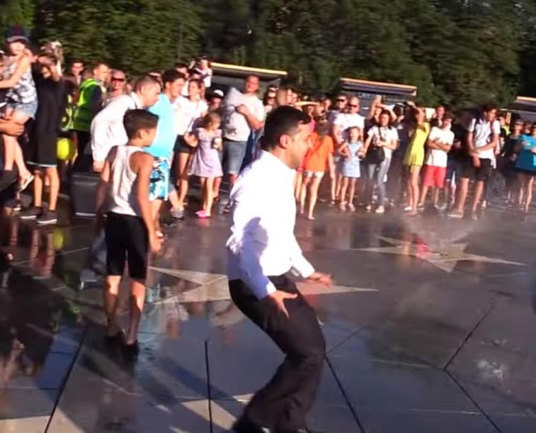 ZELENSKI PODETINJIO: Protrčao kroz fontanu, pa zbunio i svoje obezbeđenje (VIDEO)