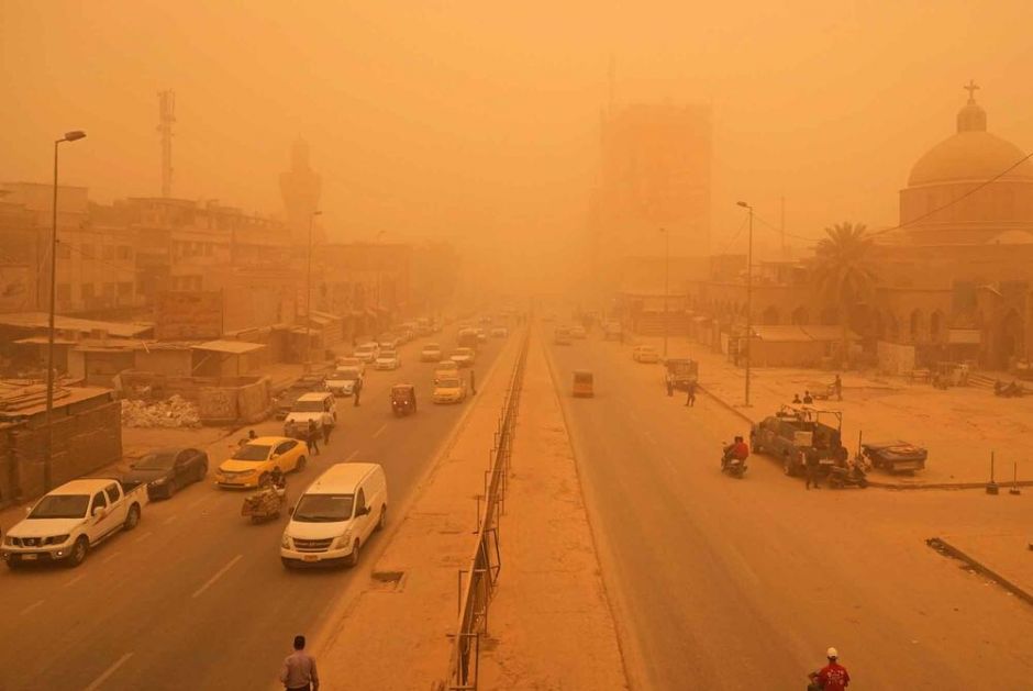 ZEMLJA OBOJENA U NARANDŽASTO Peščana oluja pogodila Irak, sve stalo a ljudi ne mogu da dišu FOTO
