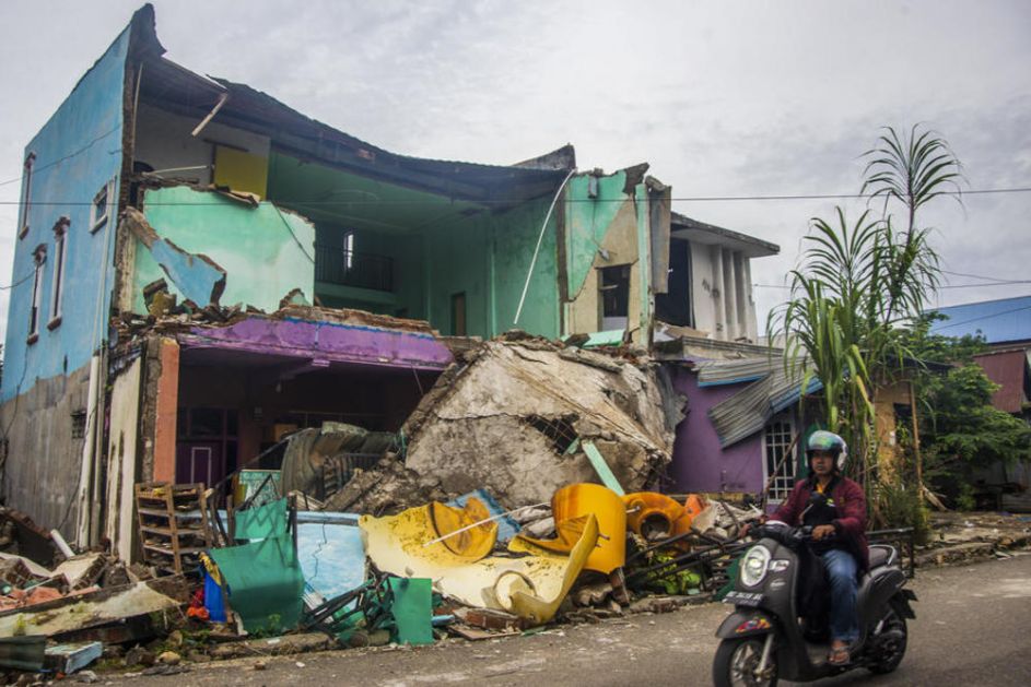 ZEMLJOTRES U INDONEZIJI ODNEO 56 ŽIVOTA: Povređeno više od 800 ljudi, potraga za nestalima se nastavlja! (FOTO)