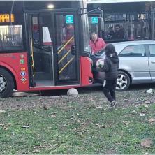 ŽESTOK SUDAR NA NOVOM BEOGRADU! Autobus sa putnicima ZAKUCAO se u automobil, nema povređenih (FOTO)