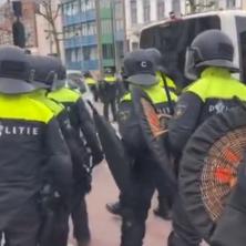 ŽESTOKI NEREDI NA ULICAMA AMSTERDAMA: Demonstranti se ne smiruju, opšti HAOS nastao zbog JEDNOG čoveka (VIDEO)