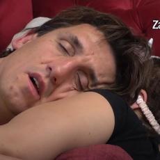 ZGRABILA GA I NE PUŠTA! Kristijan spava u Miljaninom zagrljaju, ona našla utehu posle haosa sa Tarom (VIDEO)
