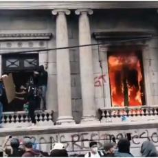 ZGRADA KONGRESA U PLAMENU: Vandali bacili molotovljeve koktele, a zatim počeli da demoliraju zgradu (VIDEO)
