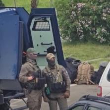 ZGRADU OPŠTINE ČUVA 30 TZV. POLICAJCA: Vozilima razbili barikade u Leposaviću