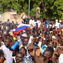 ŽIVEO PUTIN, DOLE MAKRON Gori Ambasada Francuske u Nigeru (VIDEO)