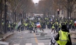 ŽUTI PRSLUCI NAPRAVILI HAOS U PARIZU: Ponovo sukobi na protestima, suzavac, 16 uhapšenih, na ulicama zapaljene gume (FOTO)