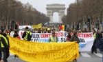 ŽUTI PRSLUCI NE POSUSTAJU OPET HAOS U PARIZU: Sukob policije i demonstranata, ispaljen suzavac