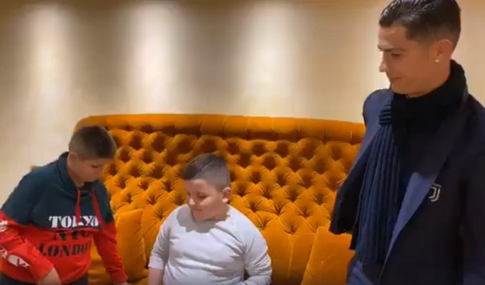 ZVEZDE JUVENTUSA OBRADOVALE ALBANSKE MALIŠANE: Ronaldo i Bufon za osmehe dece koja su doživela tragediju u zemljotresu