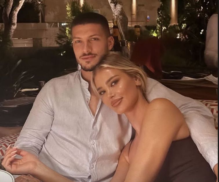 Za Alekseja i Teodora jelka do plafona: Sofija Milošević od doma u Atini napravila prazničnu čaroliju