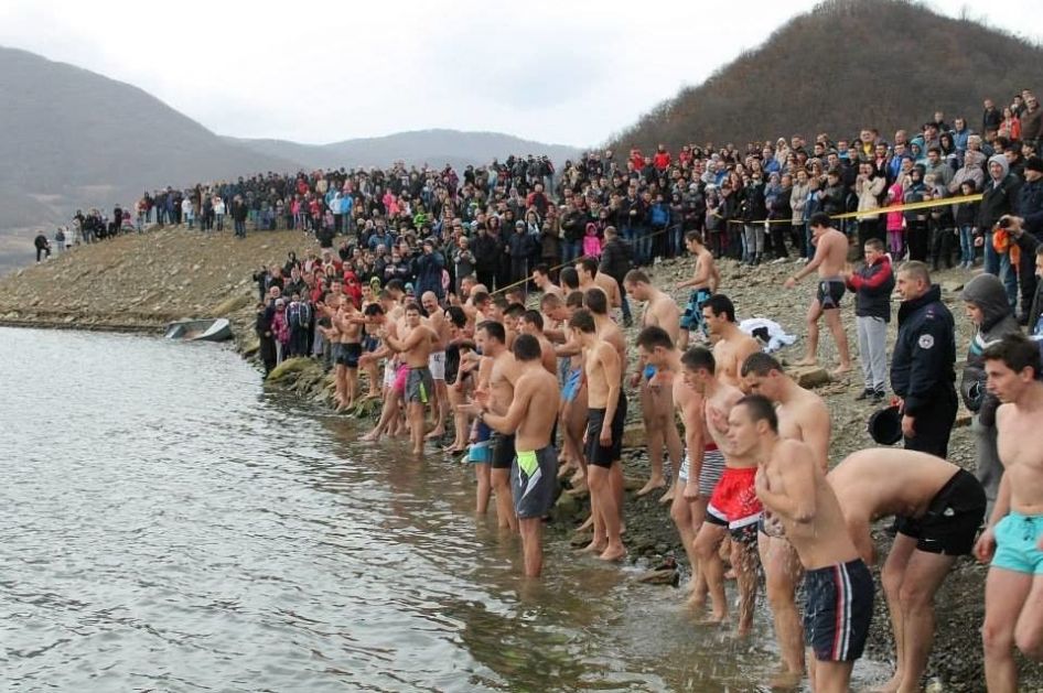 Za Časni krst prvi put se plivalo i u Nici, podrška braći u Crnoj Gori