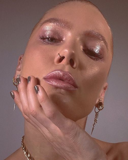 Za dane kada vam treba nešto upadljivije od neutralnih boja: Metalik makeup je ključni beauty trend jeseni
