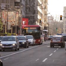 Za dlaku izbegnuta tragedija u Beogradu: Deca prošla samo 2 sekunde pre nego što je kombi udario u beton (VIDEO)