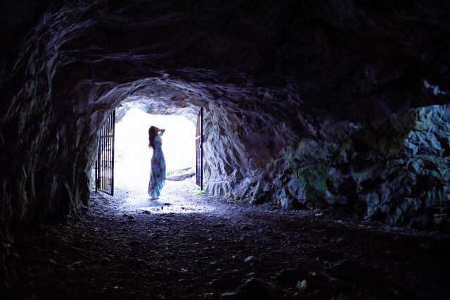 Za mene je to palata: Devojka se zbog visokih kirija preselila u pećinu, nema struju i WC VIDEO