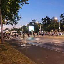 Za njih ne važe ista pravila: Blokaderka pokušala automobilom da probije blokadu