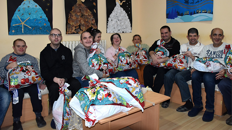 Za radosnije praznike i širok osmeh: Novogodišnji paketići za štićenike borskog „Mozaika“