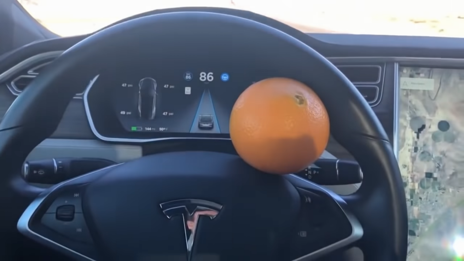 Zabodeš pomorandžu u volan i možeš da spavaš (VIDEO)
