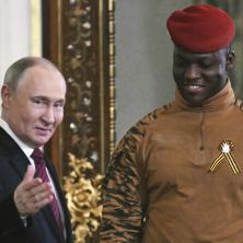Zabranio rad stranim medijima, odrekao se stranih investicija, gradi auto-puteve sam, a sebi i ministrima smanjio plate: Ko je Ibrahim Traore? Putinov miljenik i heroj Afrike