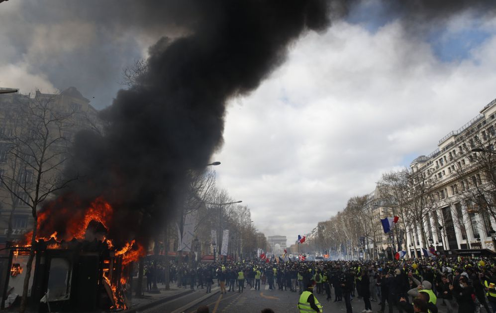 Zabranjeni protesti u centru Pariza, smenjen šef policije