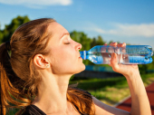 Zabrinjavajuće: Voda iz plastičnih flaša je OPASNA