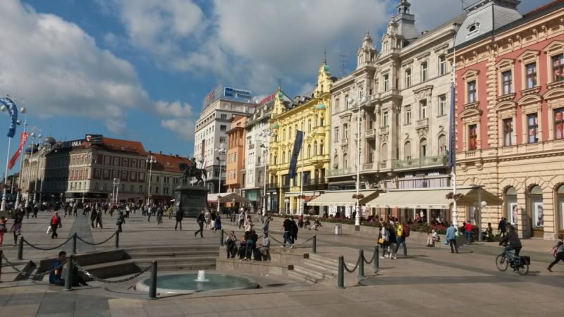 Zagreb: Na protestu ispred SNV-a zapaljen list srpske nacionalne manjine