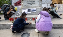 Zagrepčani palili sveće i polagali cveće u znak podrške Beogradu