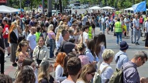 „Zahtevamo i nećemo odustati“: Profesori više Univerziteta se obratili na protestu ispred Vlade