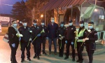 Zahvalnost borcima protiv korone u Kragujevcu: Policajci delili lekarima cveće i olovke na izlazu iz Kliničkog centra (VIDEO)