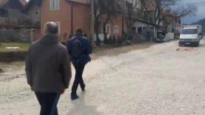 Zaječar: Aktivisti sa spiskovima patroliraju oko biračkog mesta, pretili novinaru