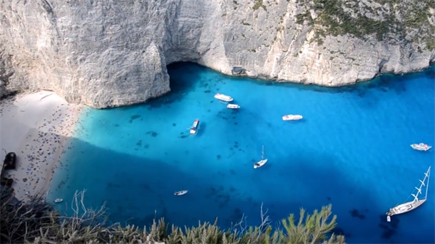 Horor u Grčkoj: Stena se odronila na plažu (VIDEO)