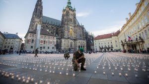 Zamak Hradčani u Pragu obasjalo 30.000 sveća za žrtve kovid-19