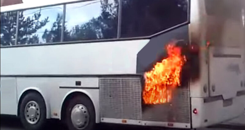 Zapalio se autobus Laste kod Brestovika, putnici bezbedno napustili vozilo