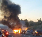 Zapalio se automobil na ulazu u Beograd, gust dim iznad auto-puta VIDEO