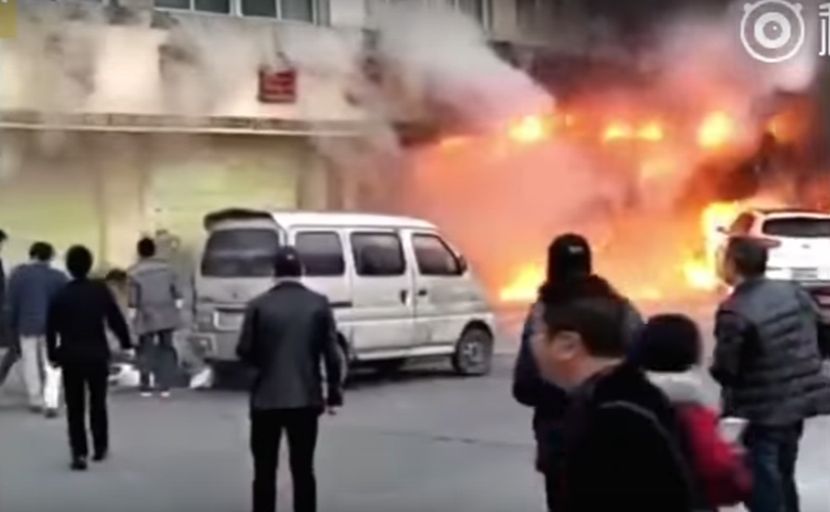 Zapalio se salon za masažu, ljudi iskakali kroz prozore: Poginulo najmanje 18 ljudi u stravičnom požaru u Kini (VIDEO)