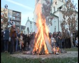 Zapaljen badnjak ispred Hrama Svetog Save / VIDEO