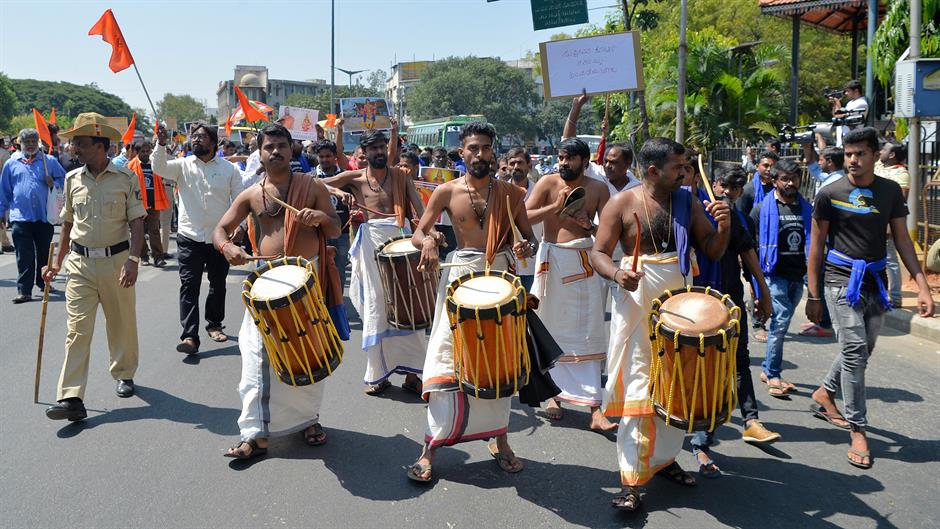 Demonstranti zapalili hinduistički verski centar u Indiji