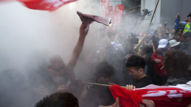Zapaljena zastava Kine, policija suzavcem na demonstranate u Hongkongu