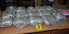 Zaplenjeno 20 kg narkotika, 10 ručnih bombi, uhapšeno šestoro Novosađana