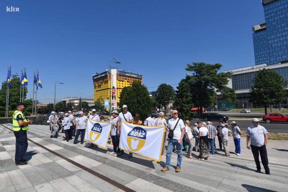 Zaposleni u institucijama BiH održali protest u Sarajevu, nezadovoljni visinom plate